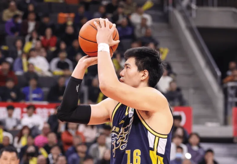 中国官网-焦泊乔半场出战7分钟，投篮5中4得到10分8篮板1助攻